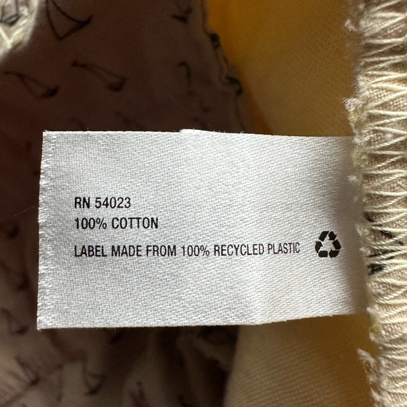 Gap Mens NWOT 36 waist Oxford shorts. 2 front and two rear buttoned pockets. - Picture 6 of 6